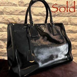 Prada
Saffiano Vernice Large Galleria Double Zip Tote